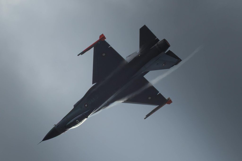 Amerikansk F-16 treffer UFO over Arizona: jagerfly skadet i mystisk sammenstøt