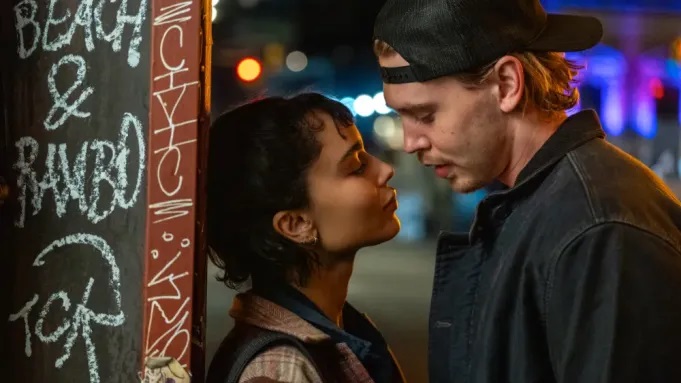 Baseball, barkamper og banditter – Aronofsky går full noir med Austin Butler og Zoë Kravitz i første trailer til Caught Stealing