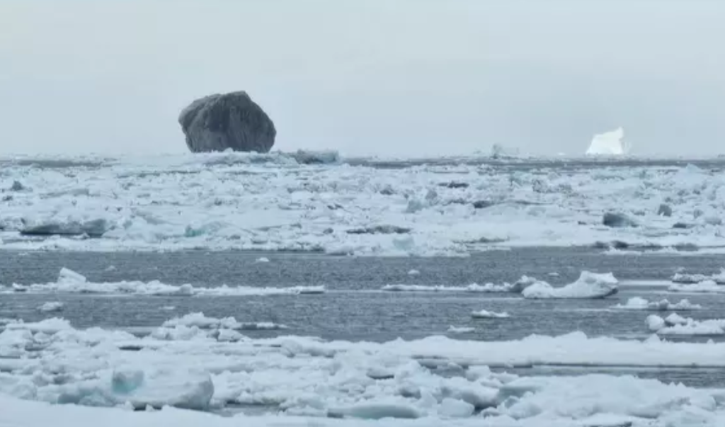 Fisker oppdaget sort diamant-isfjell utenfor Canadas kyst – og nei, det var ikke et romskip
