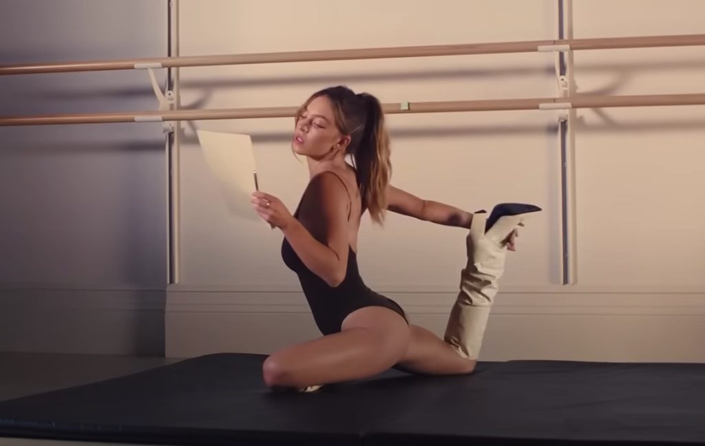 Sydney Sweeney gjør comeback i ny kampanje: nå uten denim, men med dyrt fottøy
